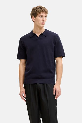 Blauwe polo met korte mouwen van PREMIUM by JACK & JONES, gedragen met zwarte pantalon.