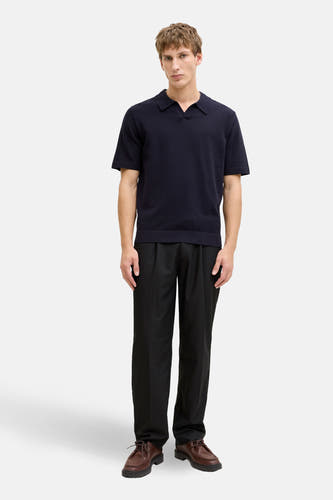 Blauwe polo met korte mouwen van PREMIUM by JACK & JONES, gedragen met zwarte pantalon en bruine schoenen.
