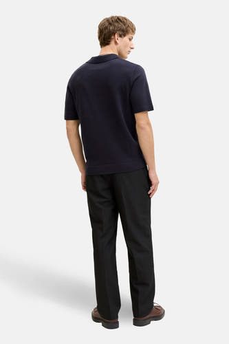 Blauw poloshirt met korte mouwen van PREMIUM by JACK & JONES, gezien van achteren, gecombineerd met zwarte pantalon en bruine schoenen.
