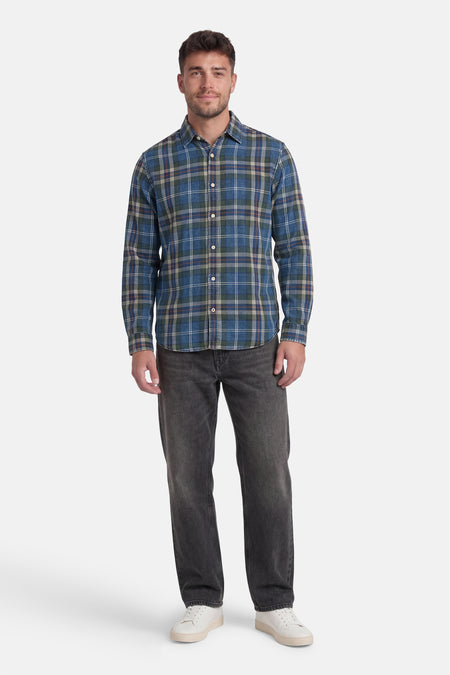 Blauw geruit hemd van PREMIUM BLUE by JACK & JONES met lange mouwen, gedragen met donkergrijze jeans en witte sneakers.