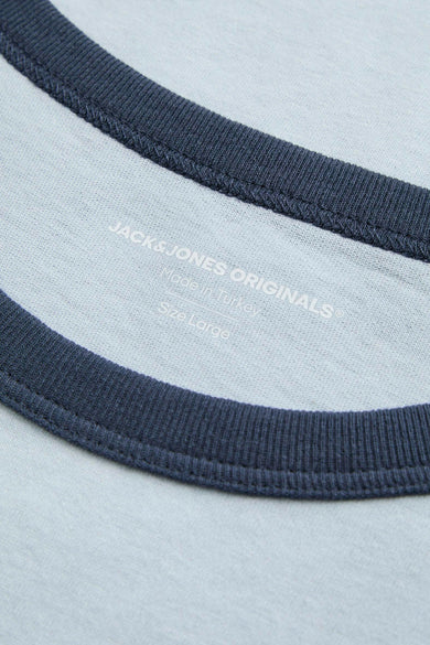 Blauw T-shirt met korte mouwen van ORIGINALS BY JACK & JONES, met een donkerblauwe ronde hals en een label met maat Large.