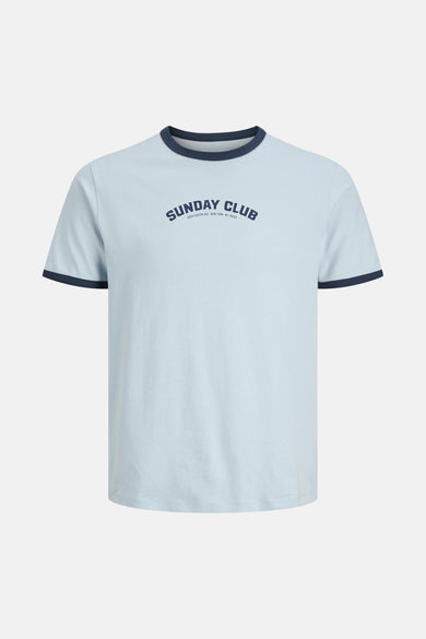 Blauw T-shirt met korte mouwen van ORIGINALS BY JACK & JONES, met donkerblauwe afwerking bij de hals en mouwen, en een opschrift op de borst.
