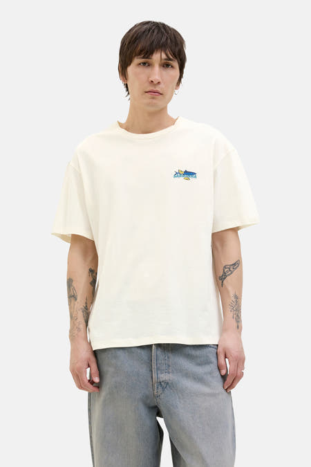 Wit T-shirt met korte mouwen van ORIGINALS BY JACK & JONES, met een kleine afbeelding op de borst, gedragen met een jeans.
