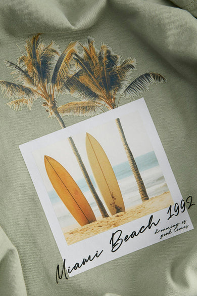 Groen T-shirt met korte mouwen van ORIGINALS BY JACK & JONES, met opdruk van palmbomen en een strandfoto.