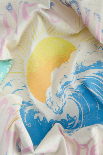 Geel T-shirt met korte mouwen van ORIGINALS BY JACK & JONES, met een zomerse print van een zon en golven.
