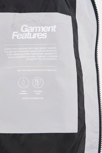 Veste courte grise de CORE BY JACK & JONES, avec les caractéristiques du produit imprimées sur une étiquette.