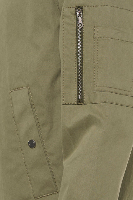 Veste courte verte de CORE BY JACK & JONES, avec fermeture éclair métallique verticale, une poche à bouton-pression et surpiqûres décoratives.