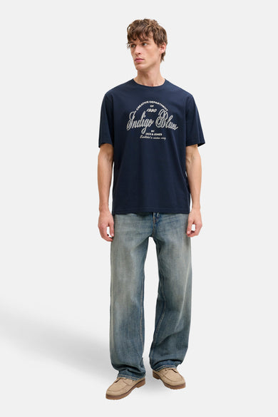 Blauw T-shirt met korte mouwen van ORIGINALS by JACK & JONES, met witte print op de voorkant, gecombineerd met wijde jeans en mocassins.