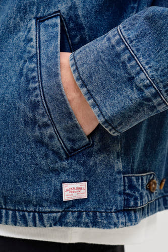 Jeansjas van blauw denim van PREMIUM BLUE by JACK & JONES, met steekzak en labeldetail.
