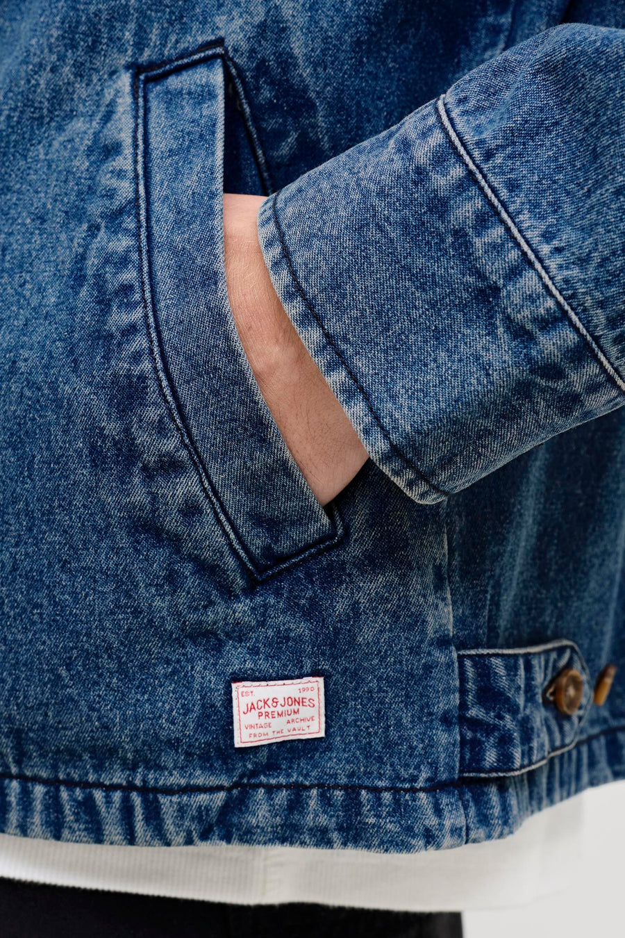 Jeansjas van blauw denim van PREMIUM BLUE by JACK & JONES, met steekzak en labeldetail.
