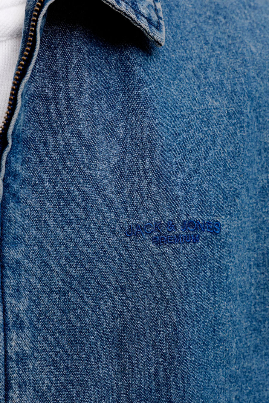 Denim jeansjas in middenblauw, van PREMIUM BLUE by JACK & JONES, met een ritssluiting en kraag.