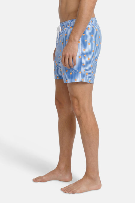 Blauwe zwemshort van JACK & JONES JEANS INTELLIGENCE met witte strepen, oranje fruitprint en witte trekkoorden.