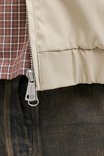 Veste courte beige de ORIGINALS BY JACK & JONES, avec motif à carreaux et fermeture éclair argentée.