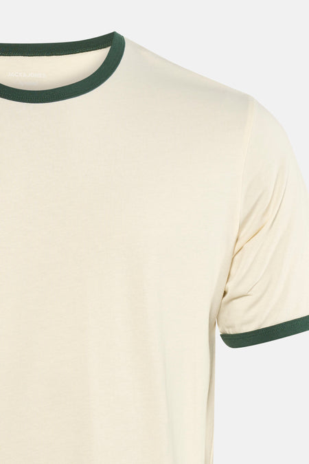 Beige T-shirt met korte mouwen van ORIGINALS BY JACK & JONES, afgewerkt met een donkergroene bies aan de halslijn en mouwen.
