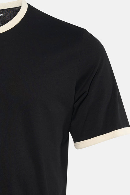 T-shirt noir à manches courtes de ORIGINALS BY JACK & JONES, fini avec un col et des poignets de manches de couleur crème contrastante.