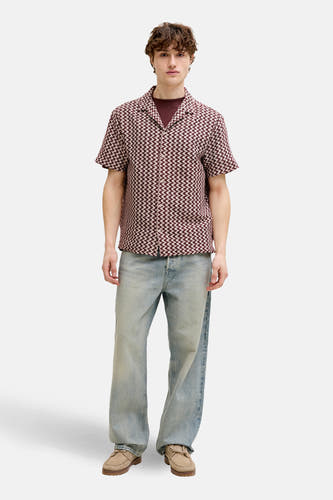 Chemise rouge à manches courtes de ORIGINALS BY JACK & JONES, avec un motif géométrique et portée avec un jean ample.
