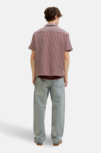 Chemise rouge à manches courtes de ORIGINALS BY JACK & JONES, avec un motif graphique, portée avec un jean.