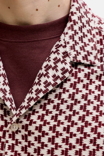 Chemise rouge à manches courtes de ORIGINALS BY JACK & JONES, avec un motif jacquard géométrique.