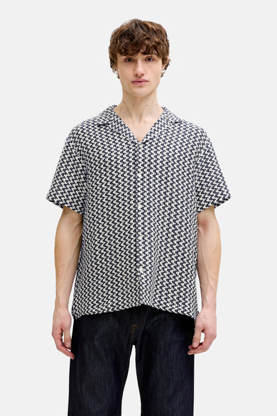 Chemise bleue à manches courtes de ORIGINALS BY JACK & JONES, avec un motif graphique intégral et portée avec un jean foncé ample.