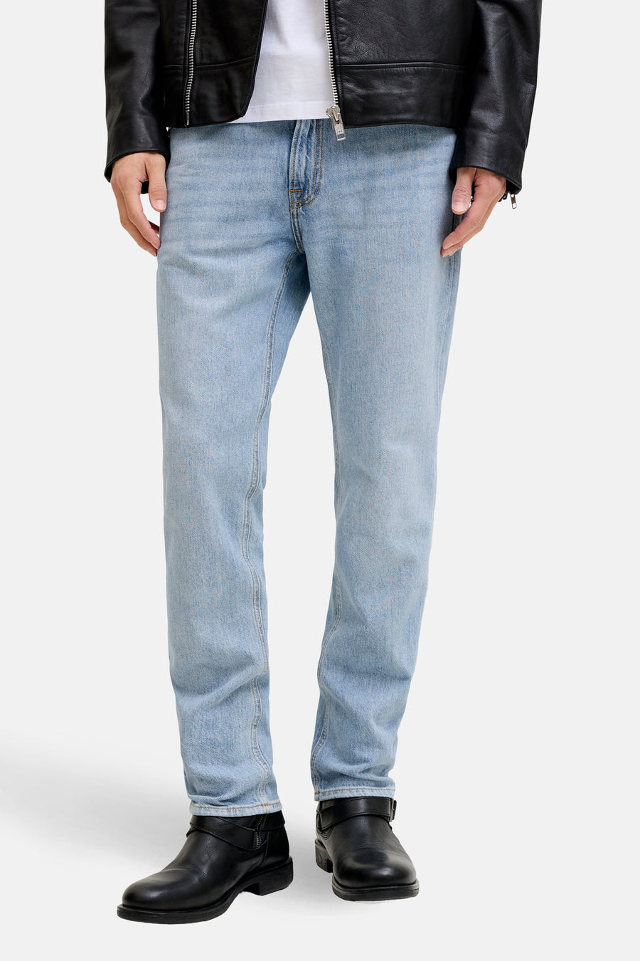 Rechte jeans van blauw denim van JACK & JONES JEANS INTELLIGENCE, met een zwarte leren jas.
