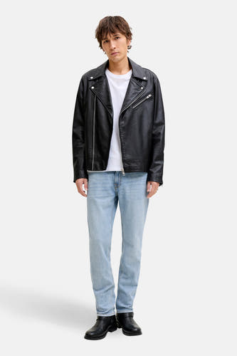 Rechte jeans in mid blue denim van JACK & JONES JEANS INTELLIGENCE, gecombineerd met een wit t-shirt en zwarte leren jas met ritssluiting.
