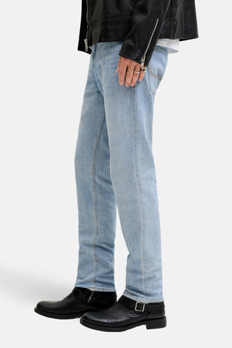 Jeans straight mid blue denim van JACK & JONES JEANS INTELLIGENCE, gecombineerd met zwarte leren schoenen en een zwart leren jack.