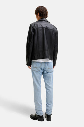Rechte blauwe jeans denim van JACK & JONES JEANS INTELLIGENCE, met lichtblauwe wassing en zichtbare stiksels, achteraan gefotografeerd.