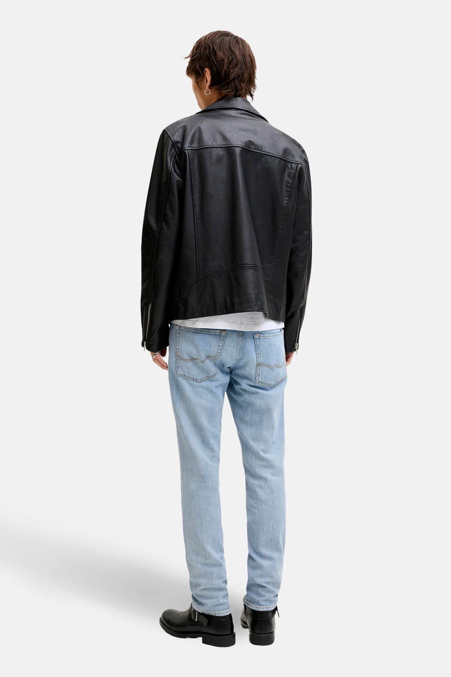 Rechte blauwe jeans denim van JACK & JONES JEANS INTELLIGENCE, met lichtblauwe wassing en zichtbare stiksels, achteraan gefotografeerd.