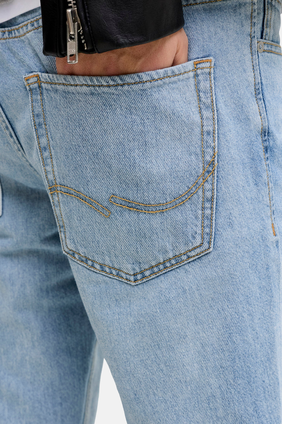 Straight jeans van JACK & JONES JEANS INTELLIGENCE, in middenblauw denim met hand in de zak.
