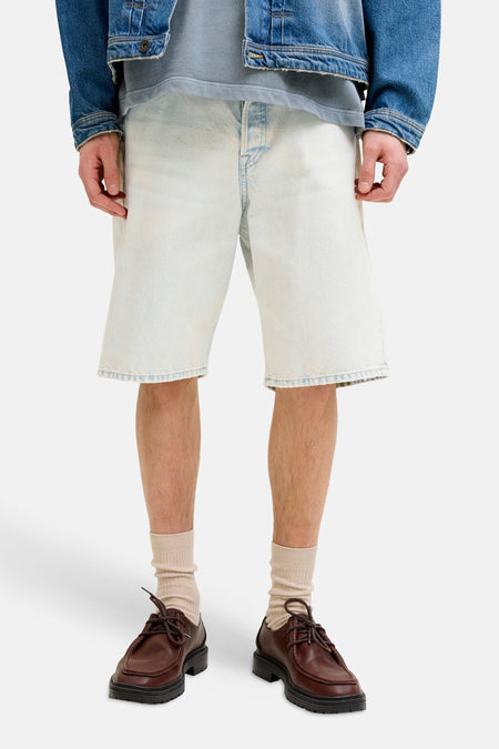 Lichtblauwe denim shorts van JACK & JONES JEANS INTELLIGENCE, gestyled met een spijkerjack, lichtblauw T-shirt en bruine schoenen.