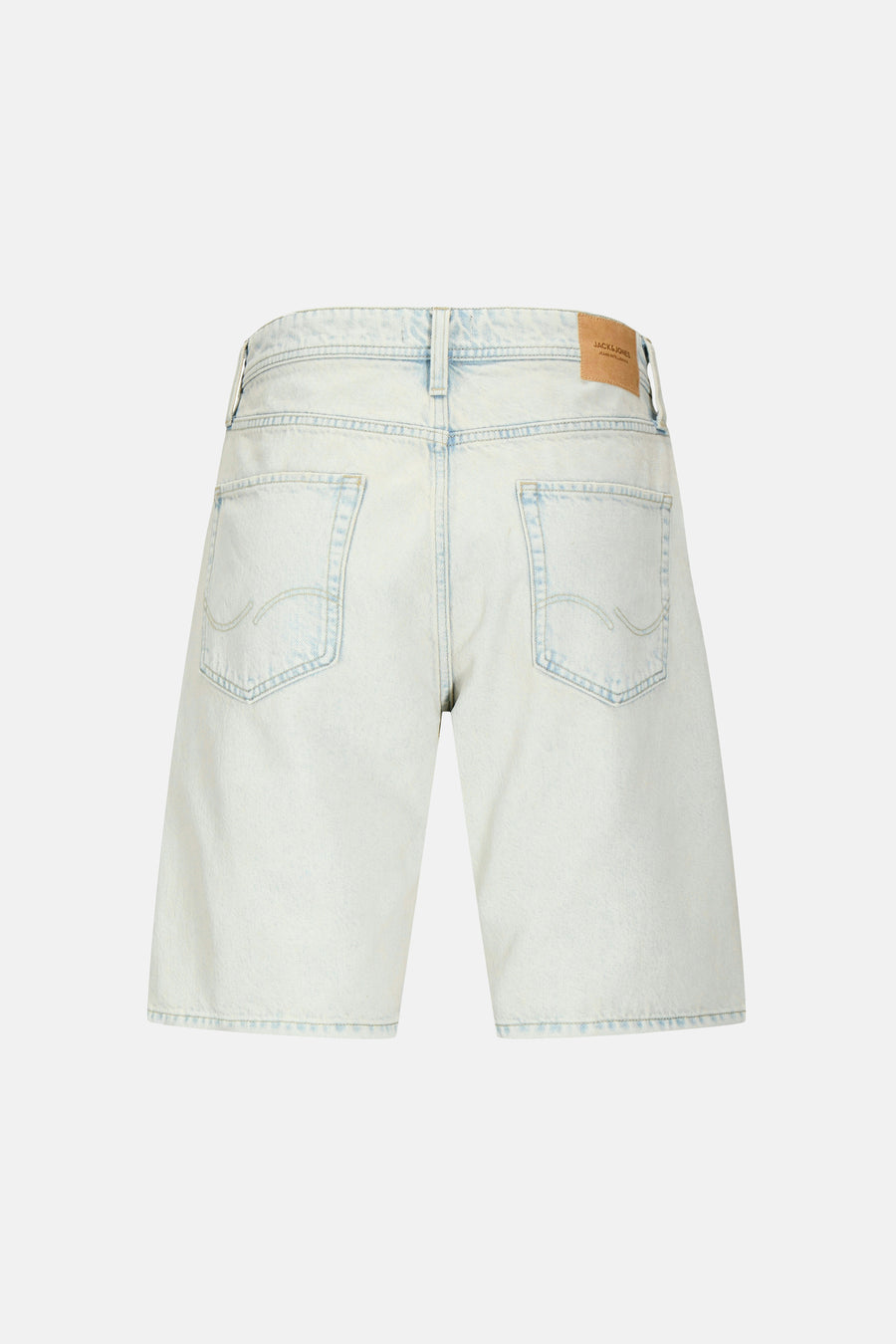 Lichtblauwe denim shorts van JACK & JONES JEANS INTELLIGENCE met leren merklabel op de taille en twee achterzakken met stiksels, achterkant.