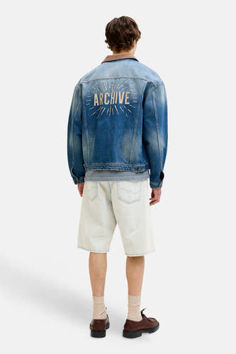 Lichte blauwe denim short van JACK & JONES JEANS INTELLIGENCE, van achteren gezien met achterzakken, gedragen met spijkerjack.