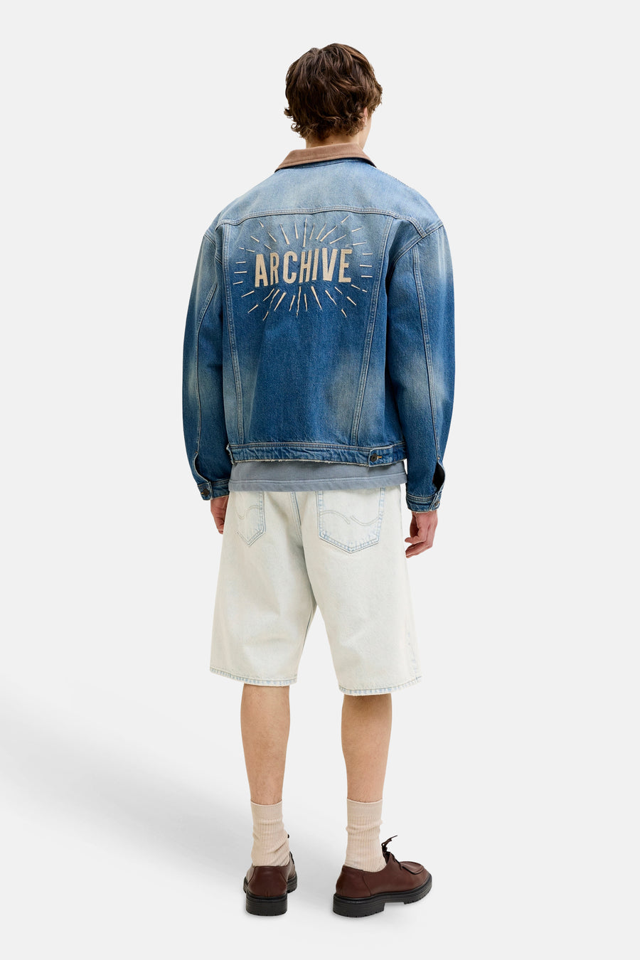 Lichte blauwe denim short van JACK & JONES JEANS INTELLIGENCE, van achteren gezien met achterzakken, gedragen met spijkerjack.