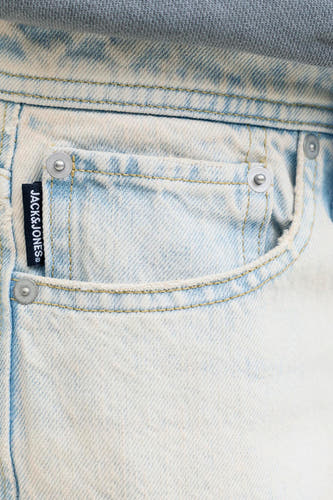 Lichtblauwe denim short van JACK & JONES JEANS INTELLIGENCE met gebleekte textuur, voorzak, zilveren klinknagels en zwart merklabel.