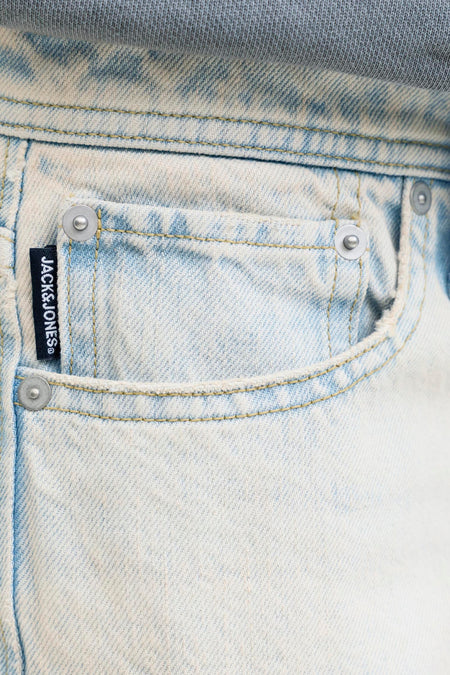 Lichtblauwe denim short van JACK & JONES JEANS INTELLIGENCE met gebleekte textuur, voorzak, zilveren klinknagels en zwart merklabel.