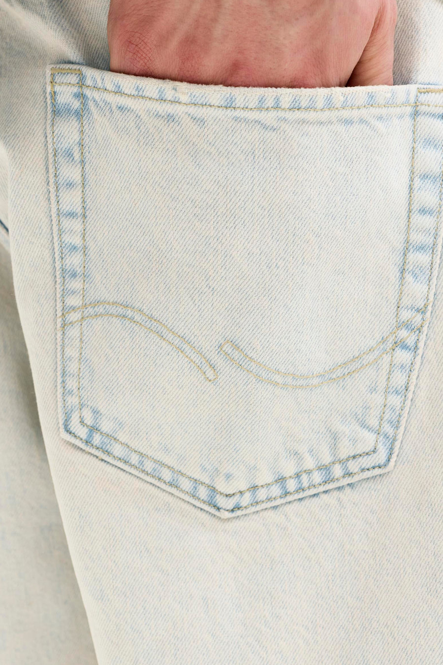Lichtblauwe denim short van JACK & JONES JEANS INTELLIGENCE met een hand in de achterzak en gele stiksels.