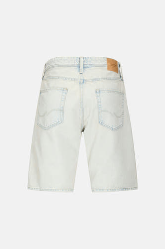 Lichtblauwe denim short van JACK & JONES JEANS INTELLIGENCE, achterzijde met twee zakken en een merklabel op de tailleband.