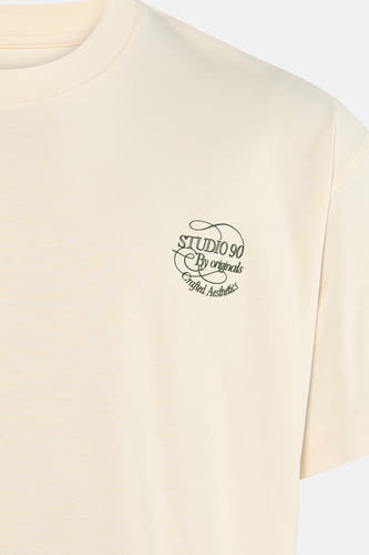 Ecru T-shirt met korte mouwen van Originals By Jack & Jones, met kleine grafische print op de borst.
