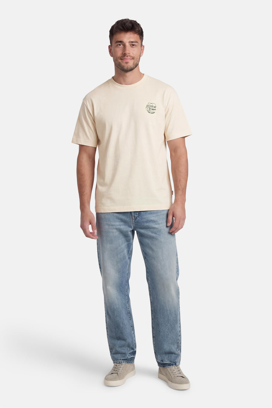 Ecru T-shirt met korte mouwen van ORIGINALS by JACK & JONES, met een kleine print op de borst, gecombineerd met jeans en sneakers.