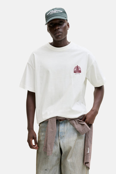 Wit T-shirt van ORIGINALS BY JACK & JONES, met een kleine rode print en gedragen met een geruite blouse om de taille.
