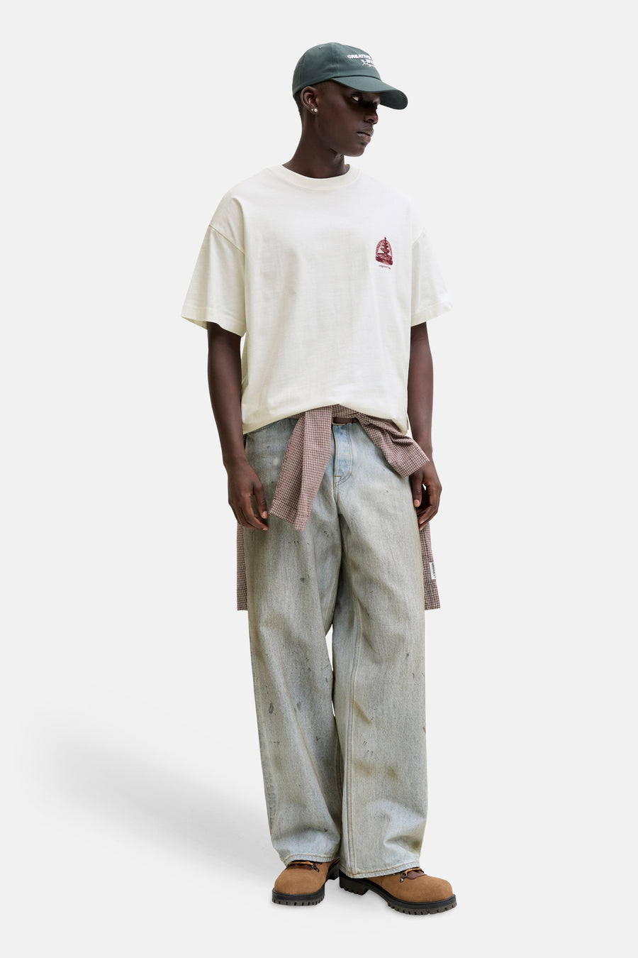Wit T-shirt van ORIGINALS BY JACK & JONES, met een kleine rode print op de borst, gedragen met wijde jeans en een geruit overhemd om de taille.