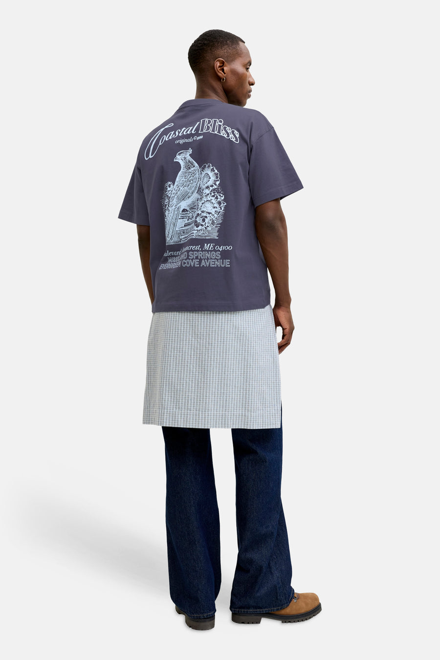 T-shirt bleu de ORIGINALS BY JACK & JONES avec un imprimé blanc dans le dos, combiné avec une tunique à carreaux bleu et blanc et un jean foncé.