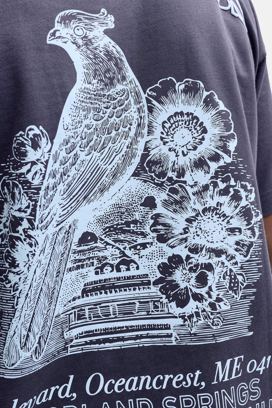 T-shirt bleu de ORIGINALS BY JACK & JONES avec un imprimé détaillé d'un oiseau, de fleurs et d'un bâtiment.