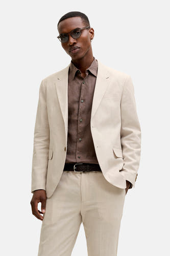 Ecru blazer van PREMIUM by JACK & JONES, met linnenlook textuur, gedragen door een man over een bruin overhemd en bijpassende broek.