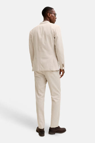 Ecru linnen blazer van PREMIUM by JACK & JONES, achter- en zijaanzicht met bijpassende broek en bruine schoenen.
