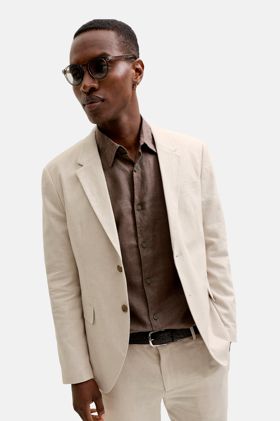 Ecru blazer van JACK & JONES PREMIUM met twee knopen, gestyled over een bruin overhemd en bijpassende broek.