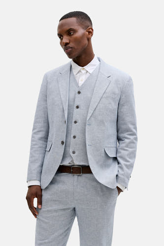 Lichtblauwe linnen blazer van PREMIUM by JACK & JONES, gecombineerd met bijpassend vest en pantalon, wit overhemd en bruine riem.