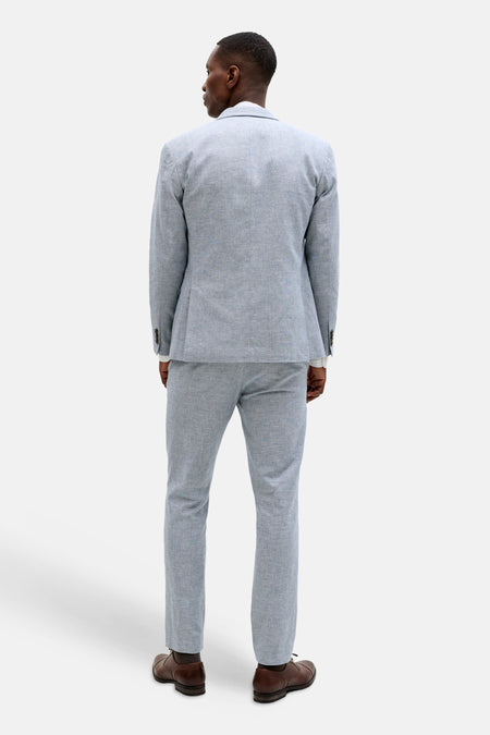 Blazer bleu de PREMIUM by JACK & JONES avec texture, vu de dos, porté sur une chemise blanche avec pantalon assorti et chaussures marron.