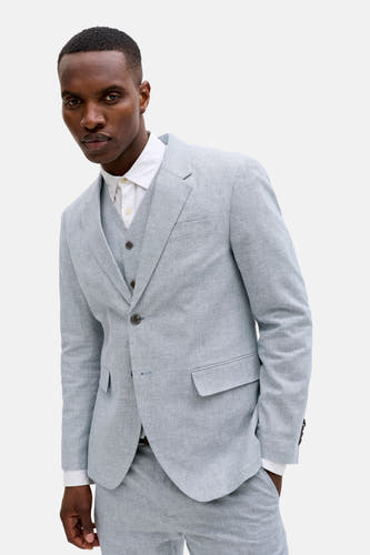 Lichtblauwe blazer van PREMIUM by JACK & JONES, gedragen als deel van een driedelig pak met gilet en wit overhemd.