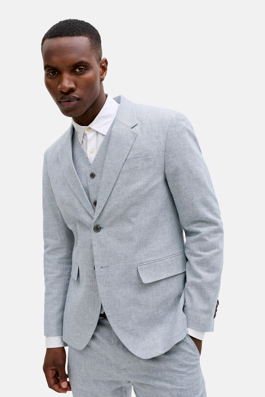 Lichtblauwe blazer van PREMIUM by JACK & JONES, gedragen als deel van een driedelig pak met gilet en wit overhemd.